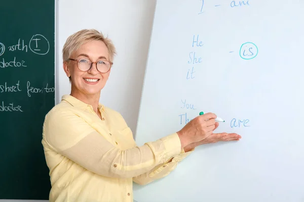 Lehrerin Schreibt Englische Grammatik Auf Flipboard Klassenzimmer — Stockfoto