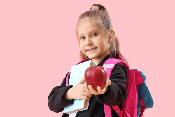 Pembe Arka Planda Kitap Elmalı Küçük Okul Kızı — Stok fotoğraf