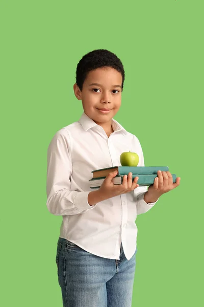 Mały Afroamerykanin Uczeń Książkami Jabłkiem Zielonym Tle — Zdjęcie stockowe