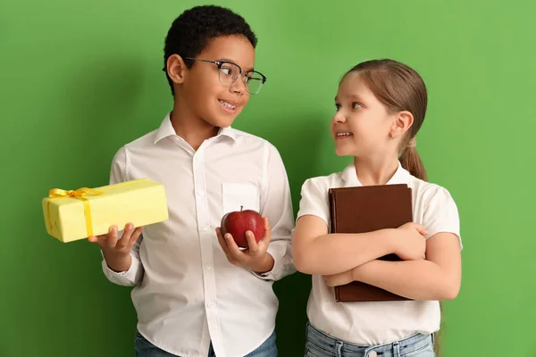 Mali Studenci Książką Prezentem Jabłkiem Zielonym Tle — Zdjęcie stockowe