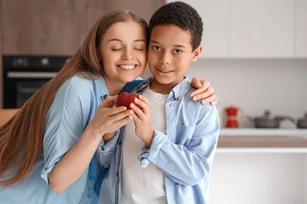Мати Дає Яблуко Маленькому Школяреві Кухні — стокове фото