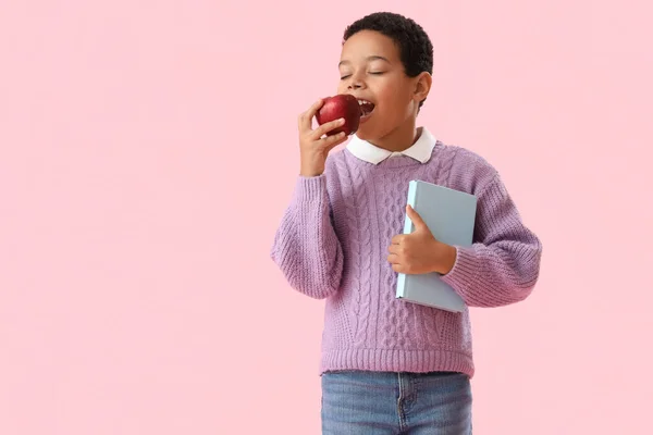 Mały Afro Amerykański Uczeń Książką Jabłkiem Różowym Tle — Zdjęcie stockowe
