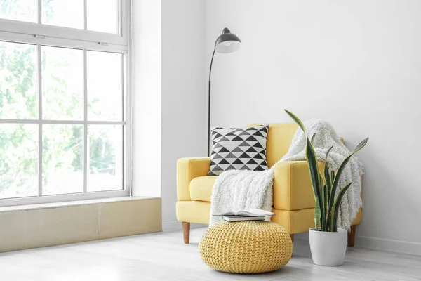 Oturma Odasının Içinde Yastıklı Ekoseli Sarı Koltuk — Stok fotoğraf