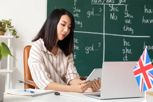 Professora Inglês Feminina Com Computador Tablet Conduzindo Aula Gramática Sala — Fotografia de Stock