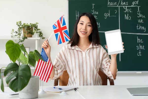 Vrouwelijke Leraar Engels Met Tablet Computer Britse Vlag Klas — Stockfoto