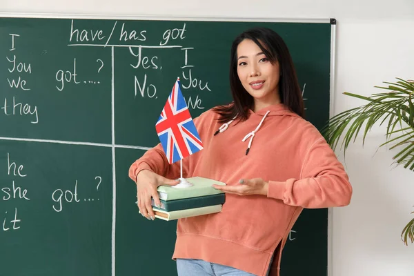 Kvinna Engelsklärare Med Brittisk Flagga Och Böcker Klassrummet — Stockfoto