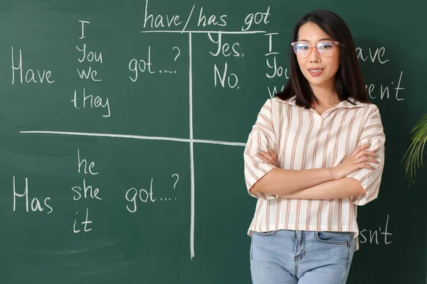 Учительница Английского Языка Проводит Урок Грамматики Классе — стоковое фото