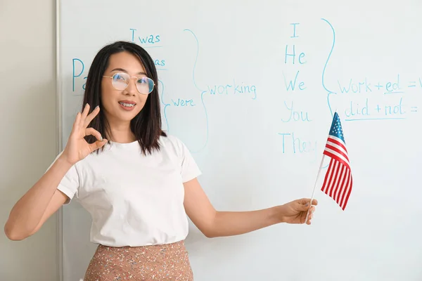 Vrouwelijke Leraar Engels Met Usa Vlag Die Laat Zien Klas — Stockfoto
