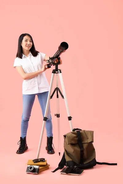 Young Asian Tourist Using Telescope Pink Background — Stock Photo, Image