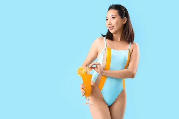 Beautiful Asian Woman Swimsuit Citrus Cocktail Blue Background — Stock Photo, Image