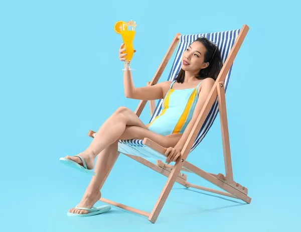 Schöne Asiatin Badeanzug Und Mit Cocktail Entspannt Auf Sonnenliege Vor — Stockfoto