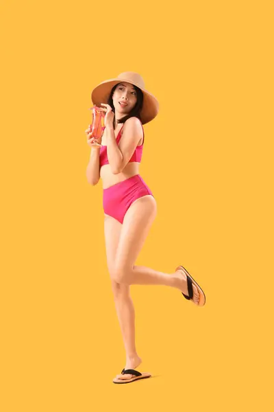 Schöne Asiatin Badeanzug Und Mit Cocktail Auf Gelbem Hintergrund — Stockfoto