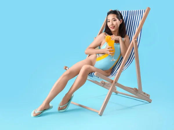 Krásná Asijská Žena Plavkách Koktejlem Relaxaci Lehátku Proti Modrému Pozadí — Stock fotografie