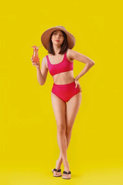 Schöne Asiatin Badeanzug Und Mit Cocktail Auf Gelbem Hintergrund — Stockfoto