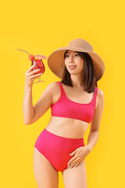 Krásná Asijská Žena Plavkách Koktejlem Žlutém Pozadí — Stock fotografie