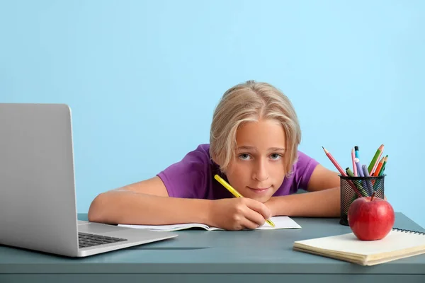 Dizüstü Bilgisayarı Olan Yorgun Bir Çocuk Mavi Duvarın Yanındaki Masada — Stok fotoğraf