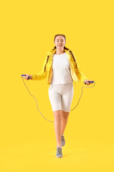 Sportliche Junge Frau Springt Mit Seil Auf Gelbem Hintergrund — Stockfoto