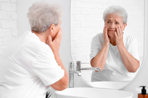 Upset Senior Woman Looking Mirror Home — Stock Photo, Image
