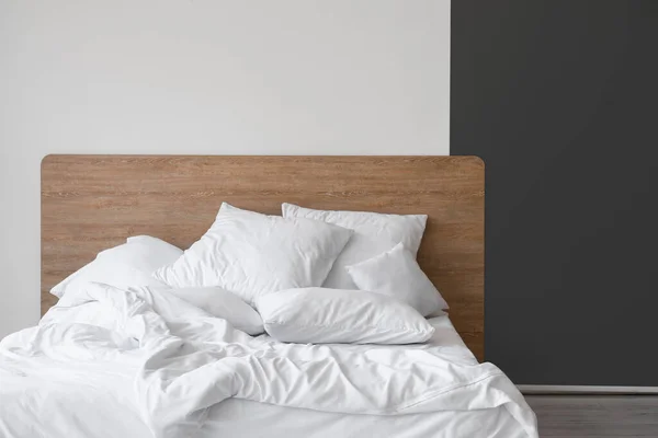轻便卧室的内部 舒适的双人床和白色枕头 — 图库照片