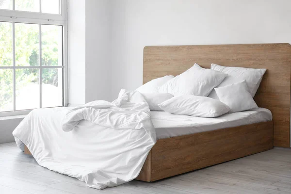 편안한 침대와 베개와 가벼운 침실의 인테리어 — 스톡 사진