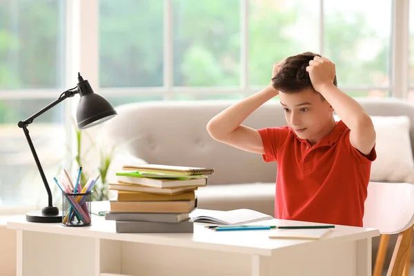 Zestresowany Mały Chłopiec Robi Lekcje Domu — Zdjęcie stockowe