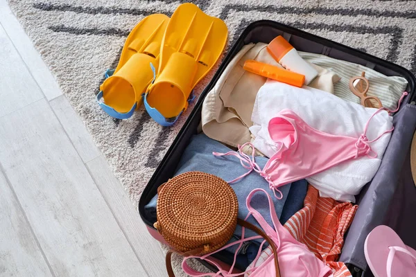 Open Suitcase Beach Accessories Floor Top View — Stock Photo, Image