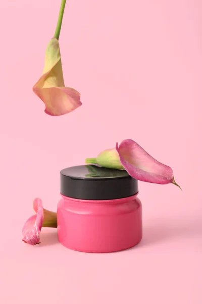 Glas Kosmetikprodukt Und Schöne Calla Lilien Auf Farbigem Hintergrund — Stockfoto