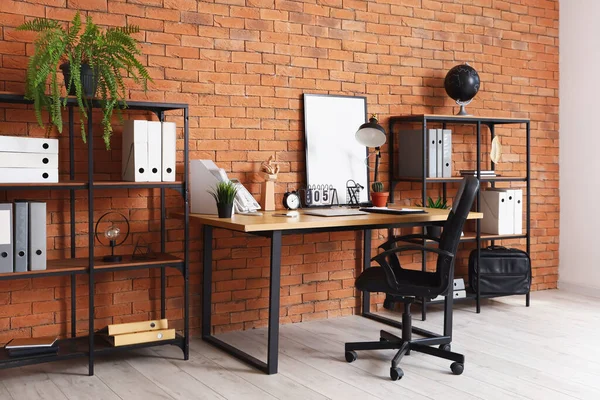 Çalışma yeri ve raf üniteleriyle birlikte ofis içi