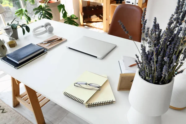 オフィスの机の文房具が付いているラップトップ — ストック写真