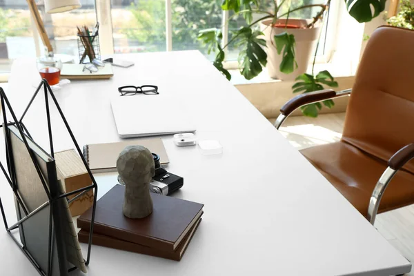 オフィスのラップトップおよび文房具が付いている現代職場 — ストック写真