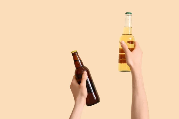 Mężczyzna Butelkami Piwa Beżowym Tle — Zdjęcie stockowe