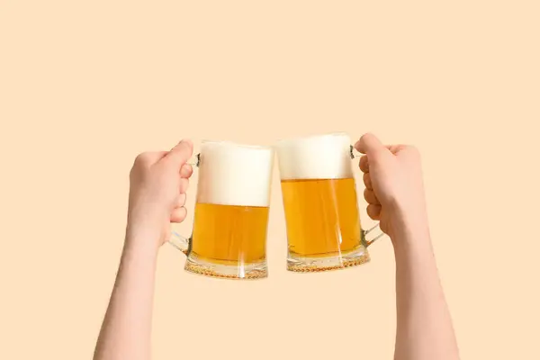 Uomo Con Bicchieri Birra Sfondo Beige — Foto Stock