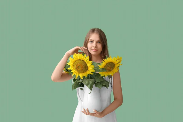 Młoda Ładna Kobieta Pięknymi Słonecznikami Zielonym Tle — Zdjęcie stockowe