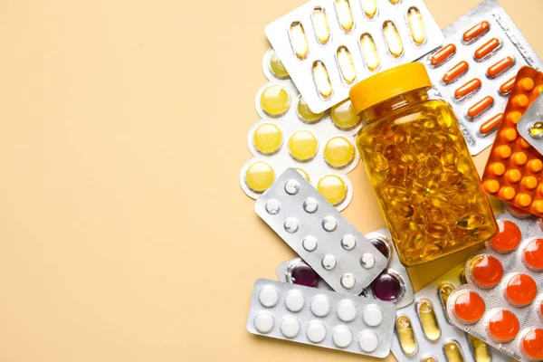 Různé Pilulky Láhev Léků Žlutém Pozadí — Stock fotografie