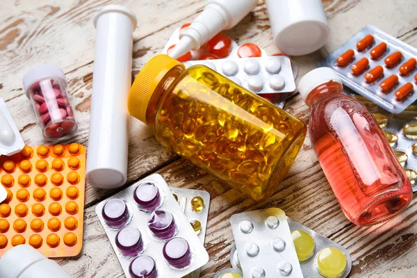 Různé Pilulky Láhve Léků Bílém Dřevěném Pozadí — Stock fotografie