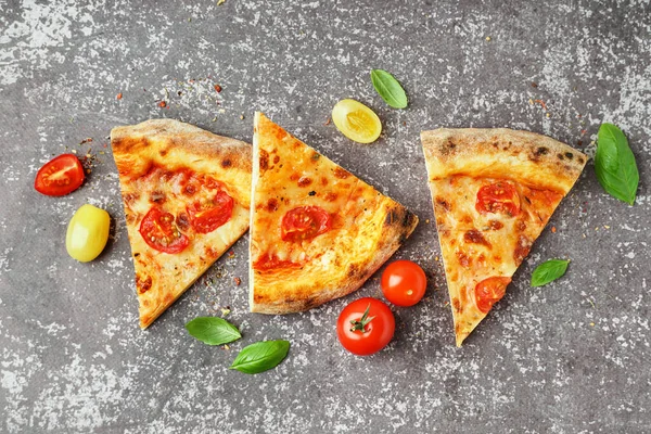 Lezzetli pizza parçaları, domatesli Margarita ve fesleğen.