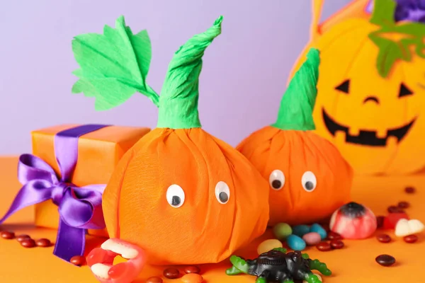 Papierowe Dynie Halloween Pudełko Prezentami Smaczne Cukierki Tle Koloru Zbliżenie — Zdjęcie stockowe
