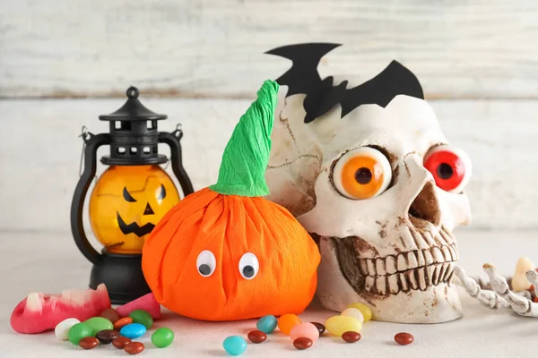 Papierowa Dynia Halloween Czaszka Latarnia Smaczne Cukierki Jasnym Tle Zbliżenie — Zdjęcie stockowe