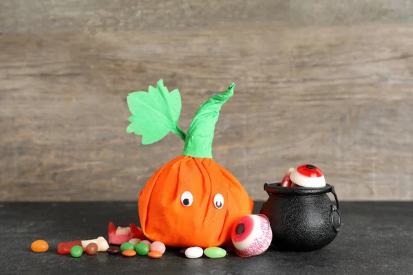 어두운 테이블에 할로윈과 맛있는 사탕을위한 — 스톡 사진