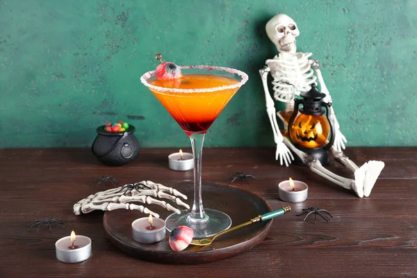 Copa Sabroso Cóctel Margarita Para Halloween Esqueleto Mano Velas Mesa — Foto de Stock