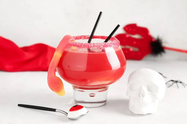 Copa Sabroso Cóctel Margarita Para Halloween Cráneo Sobre Fondo Claro —  Fotos de Stock