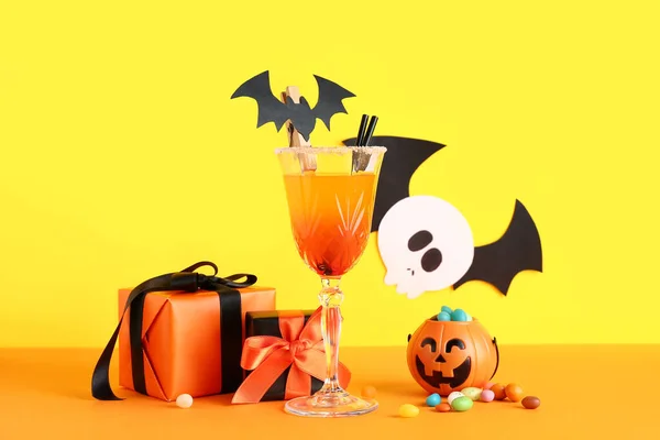 Copa Sabroso Cóctel Margarita Con Cajas Regalo Golosinas Para Halloween — Foto de Stock