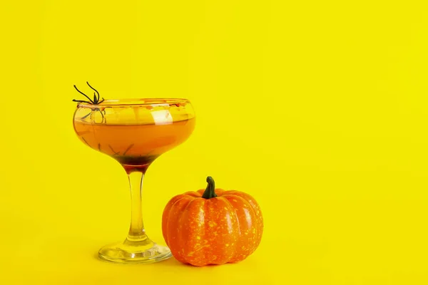 Glas Leckerer Margarita Cocktail Und Kürbis Halloween Auf Gelbem Hintergrund — Stockfoto