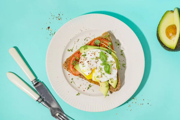 파란색 배경에 달걀과 맛있는 샌드위치 플레이트 — 스톡 사진