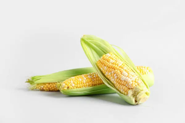 白の背景に新鮮なトウモロコシの穂軸 — ストック写真