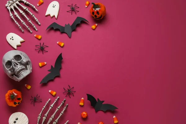 Skład Smacznymi Kukurydzianymi Cukierkami Szkieletowymi Dłońmi Czaszką Wystrojem Halloween Różowym — Zdjęcie stockowe