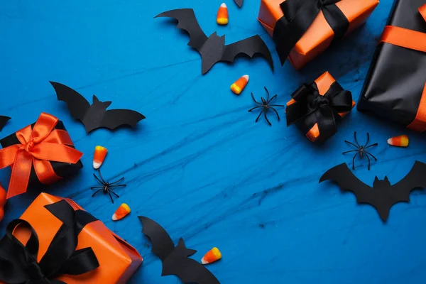 Složení Dárkovými Krabicemi Chutné Sladkosti Kukuřice Papírových Netopýrů Halloween Modrém — Stock fotografie