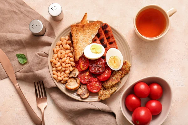 Lezzetli Ngiliz Kahvaltı Tabağı Bej Arka Planda Bir Fincan Çay — Stok fotoğraf