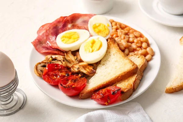 Placa Sabroso Desayuno Inglés Con Huevos Cocidos Sobre Fondo Blanco — Foto de Stock