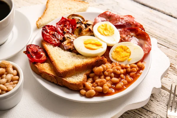 Πιάτο Νόστιμο Αγγλικό Πρωινό Βραστά Αυγά Ανοιχτό Ξύλινο Φόντο — Φωτογραφία Αρχείου